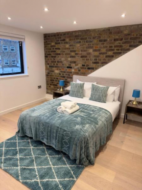 2-bed, 2-bathroom split level flat in Hackney with 2 balconies